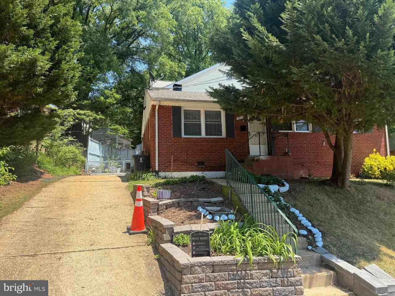 1813 S Stafford St - Photo 2 of 8