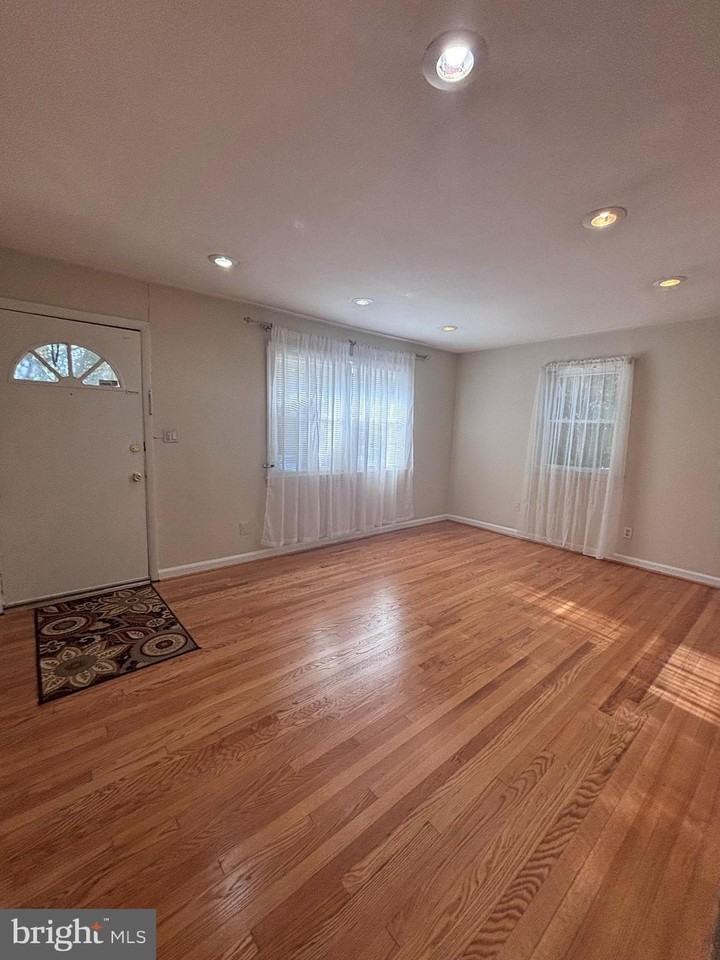 1813 S Stafford St - Photo 3 of 8