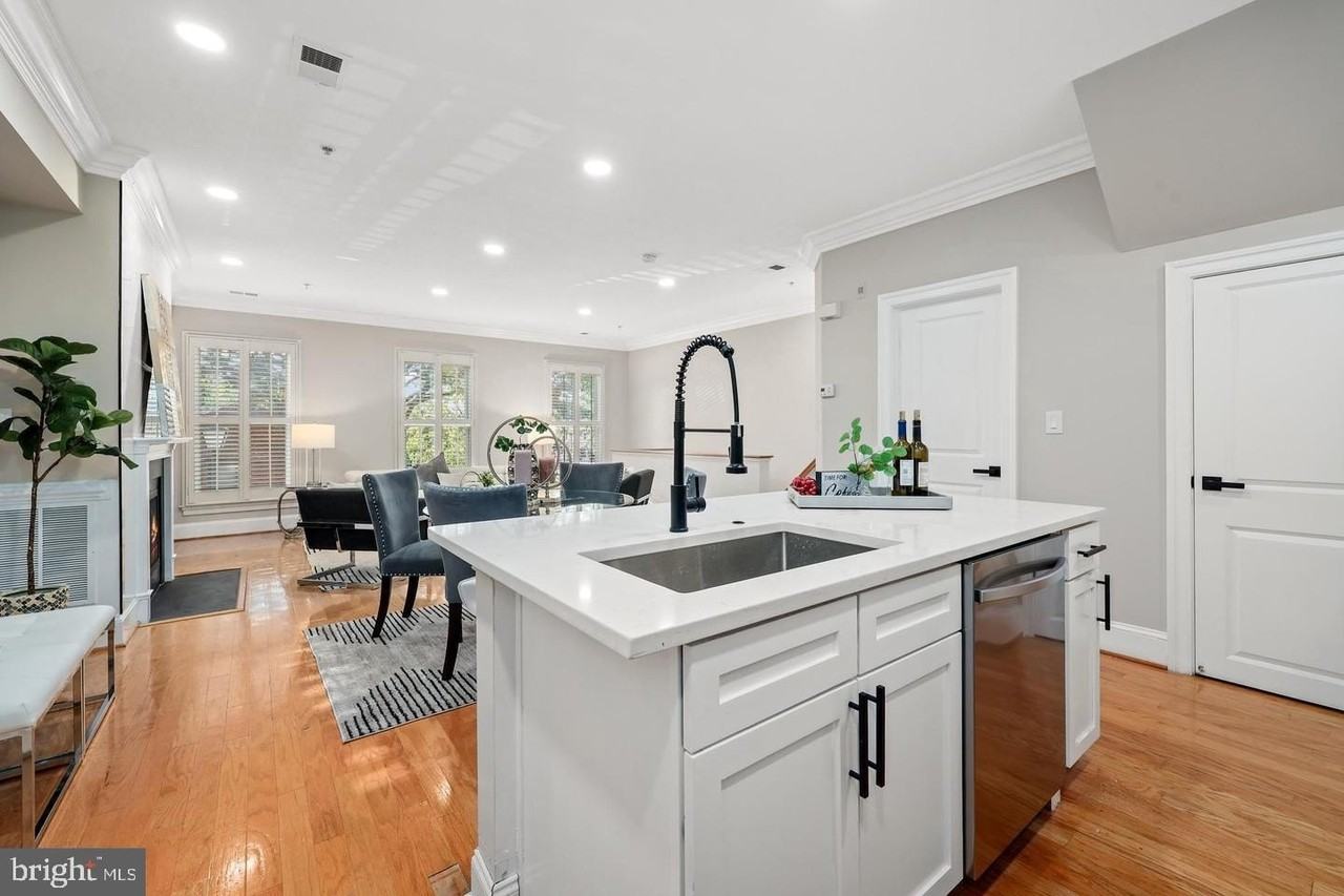 522 N Royal St - Photo 7 of 25