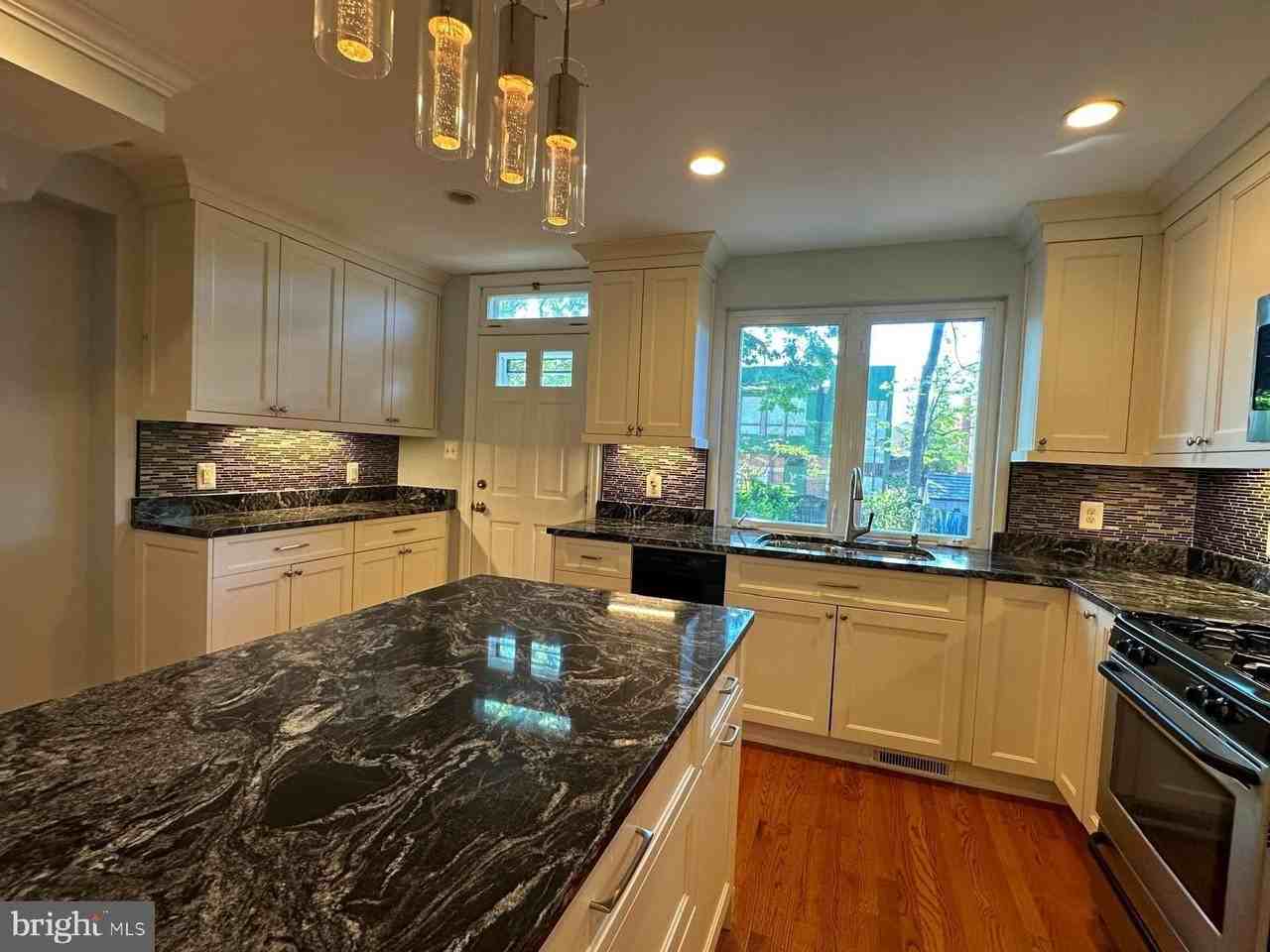 7 Clifford Ave - Photo 6 of 21