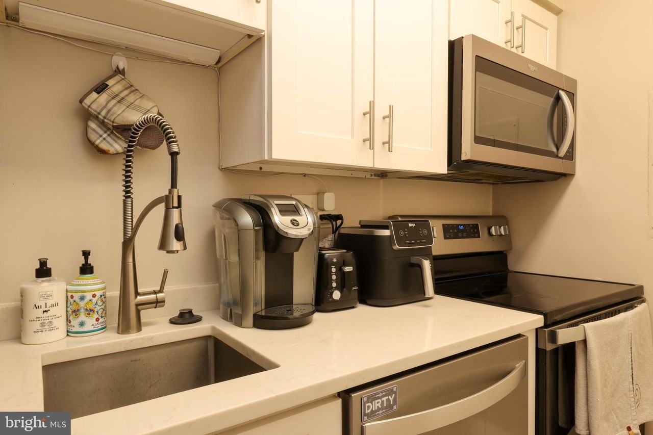 1808 Old Meadow Rd #215 - Photo 5 of 26