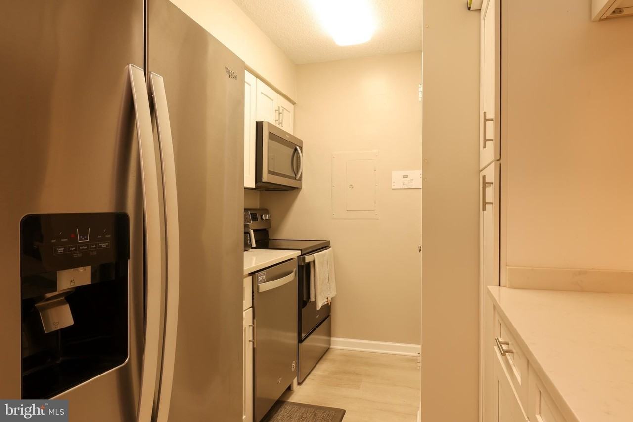 1808 Old Meadow Rd #215 - Photo 6 of 26