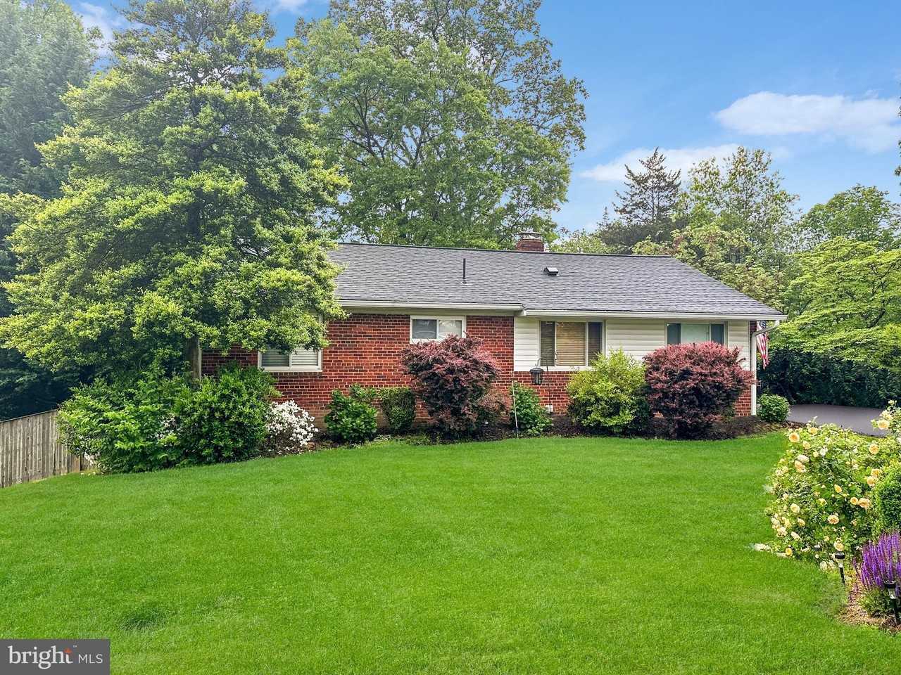 7030 Donna Cir - Photo 2 of 27