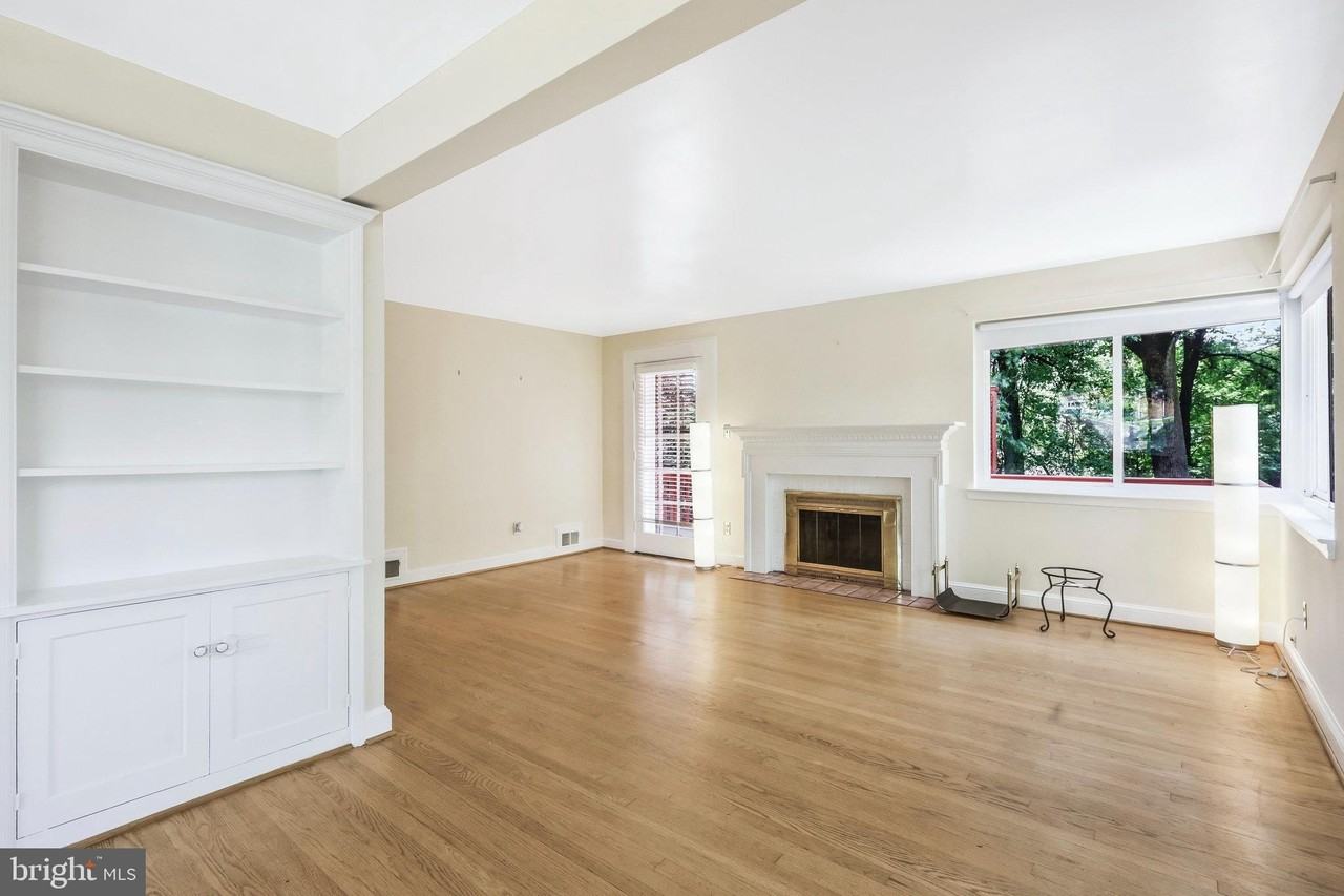 7030 Donna Cir - Photo 4 of 27