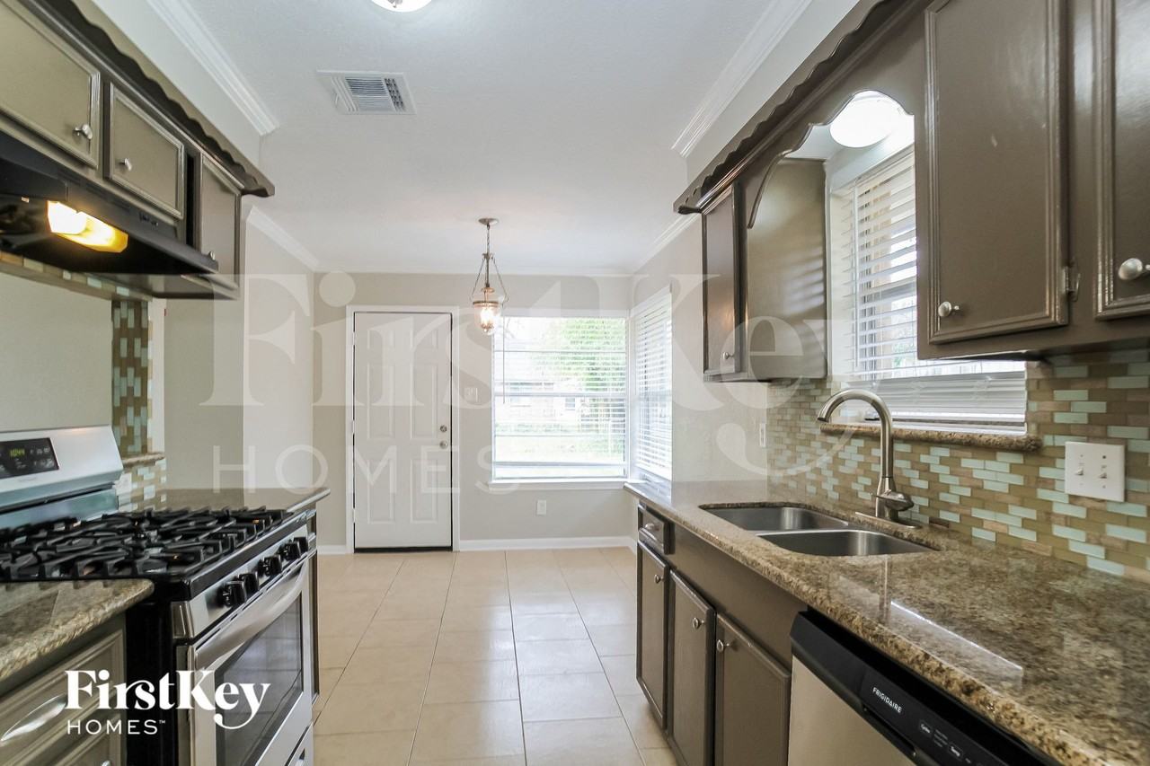 1710 Kenwick Pl - Photo 5 of 15