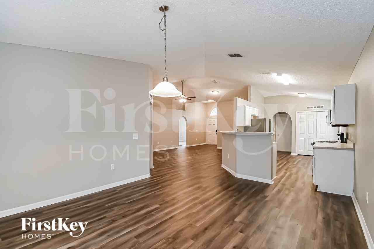 5508 Ortega Park Blvd - Photo 4 of 15