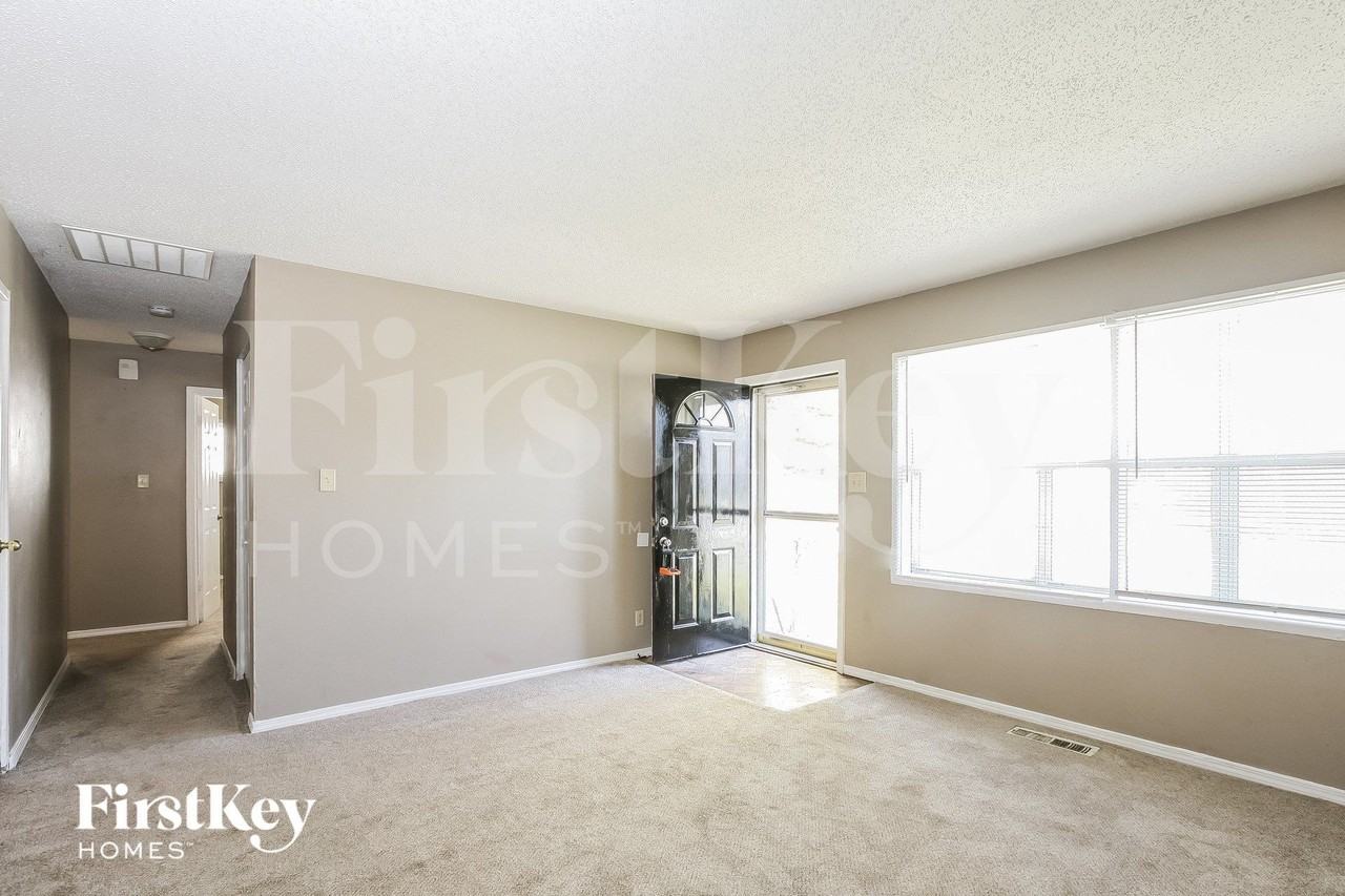 4834 N Kenyon Dr - Photo 3 of 15