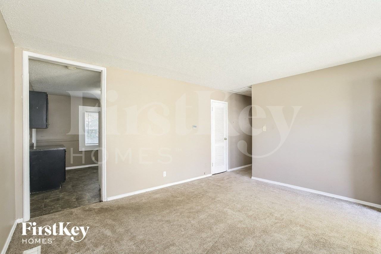 4834 N Kenyon Dr - Photo 4 of 15