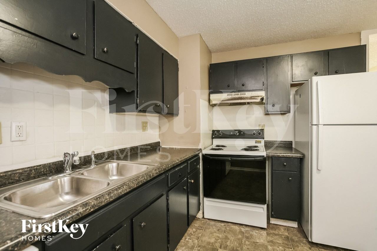 4834 N Kenyon Dr - Photo 5 of 15