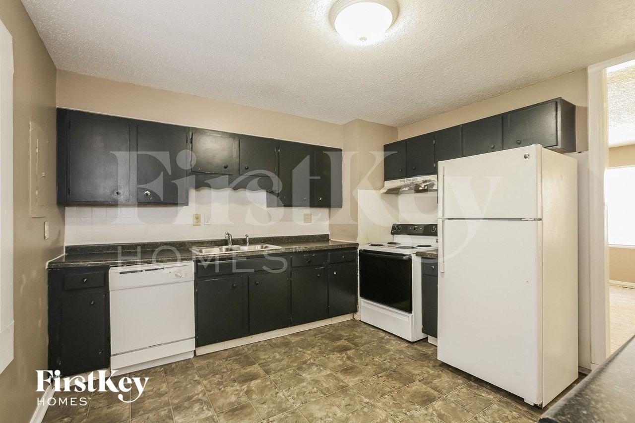 4834 N Kenyon Dr - Photo 6 of 15