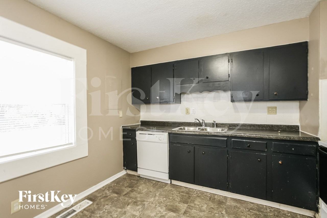 4834 N Kenyon Dr - Photo 7 of 15
