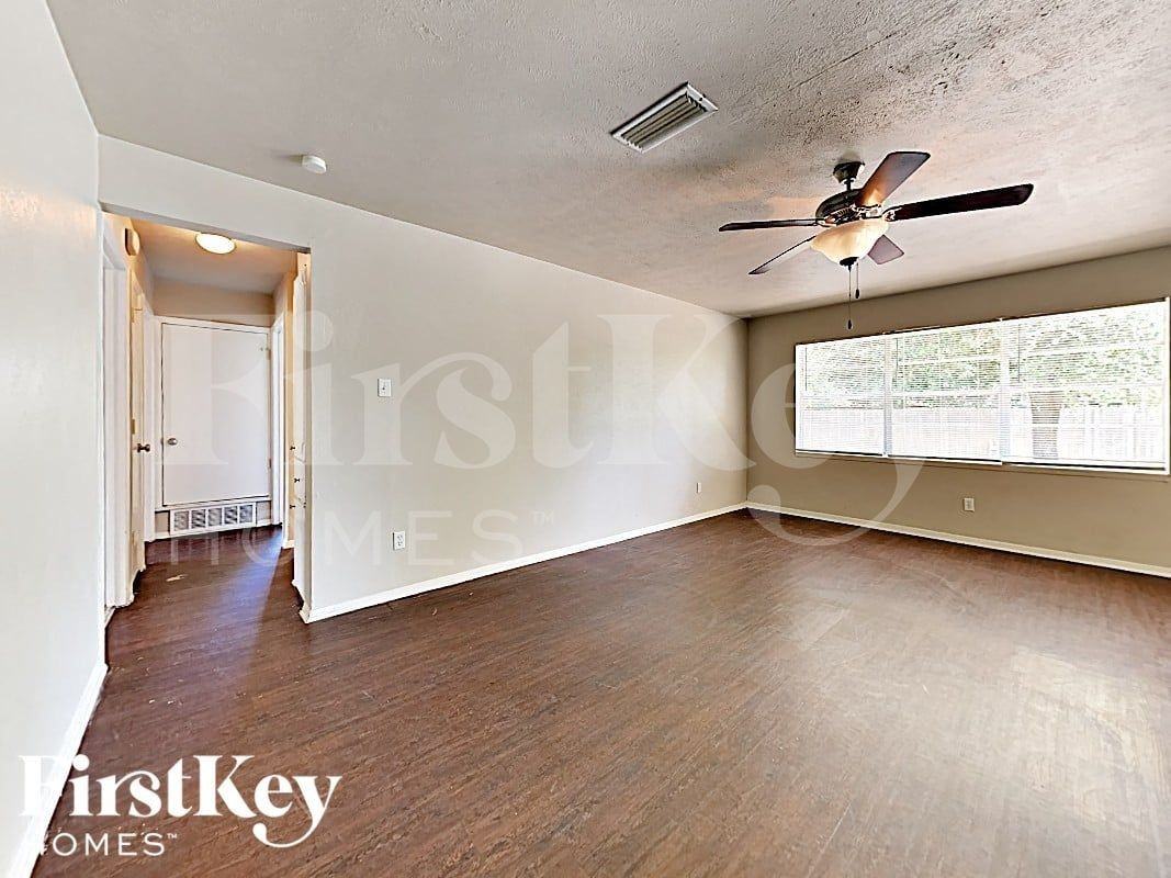 430 Kelly Ct - Photo 2 of 13