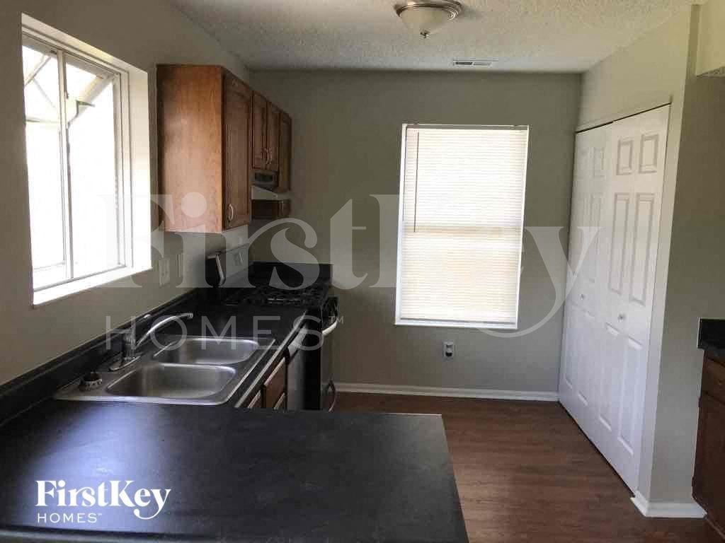 1221 Crossbrook Blvd - Photo 3 of 9