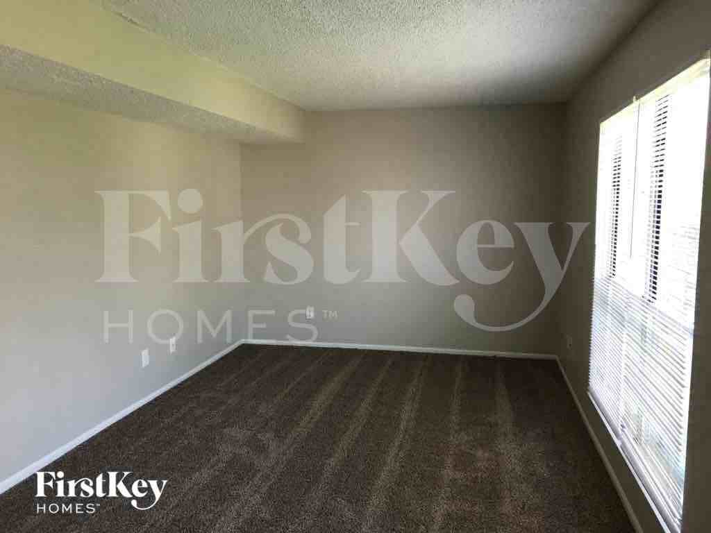 1221 Crossbrook Blvd - Photo 4 of 9