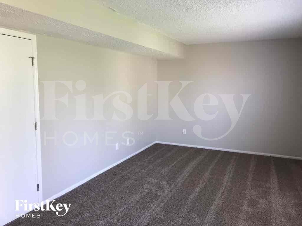 1221 Crossbrook Blvd - Photo 5 of 9