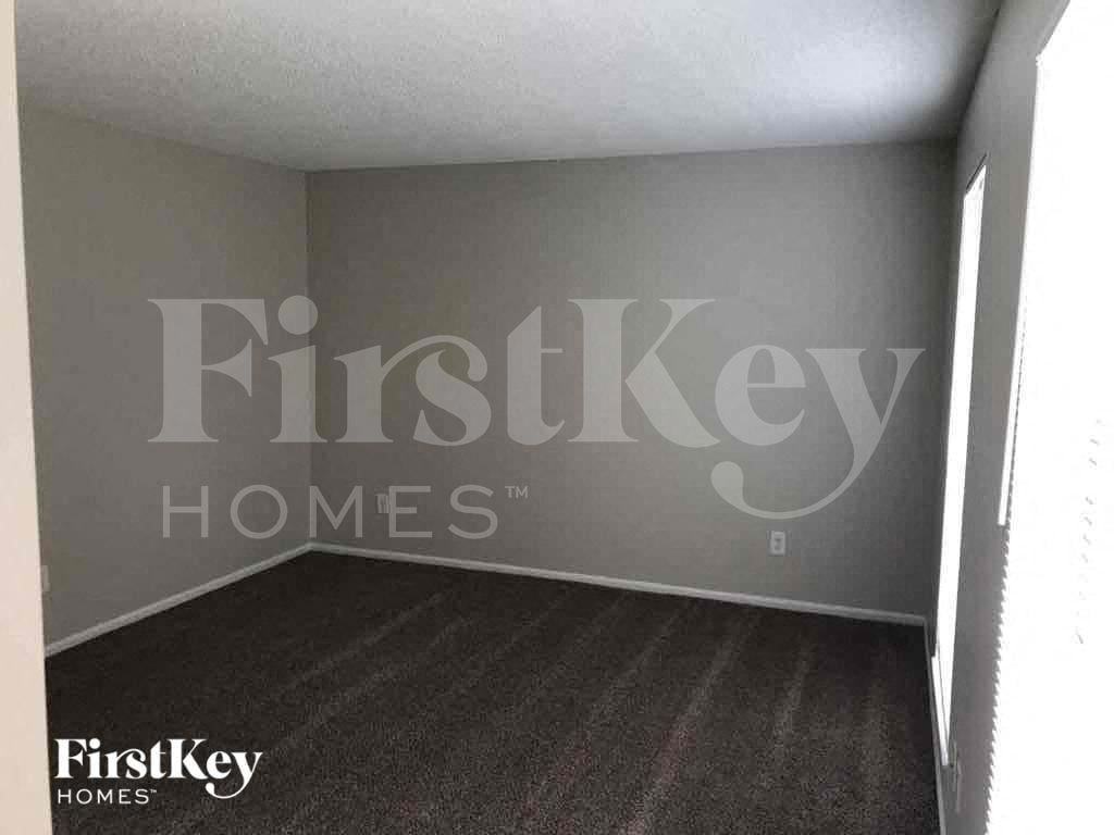 1221 Crossbrook Blvd - Photo 6 of 9