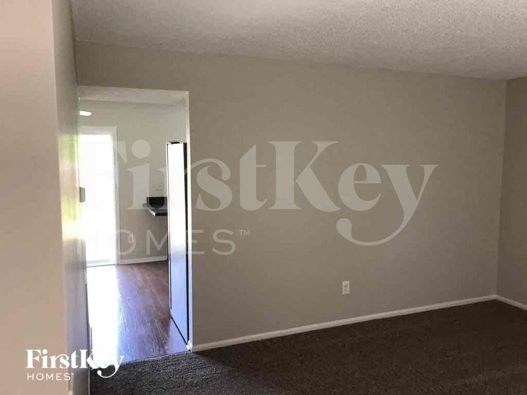 1221 Crossbrook Blvd - Photo 7 of 9