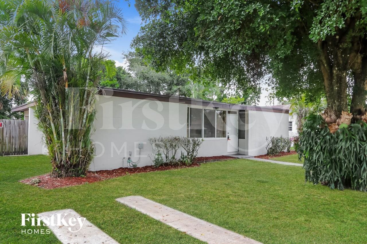 11823 Dahlia Dr - Photo 2 of 15