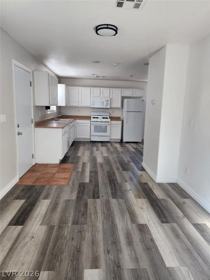 5150 Starter Ave - Photo 4 of 8