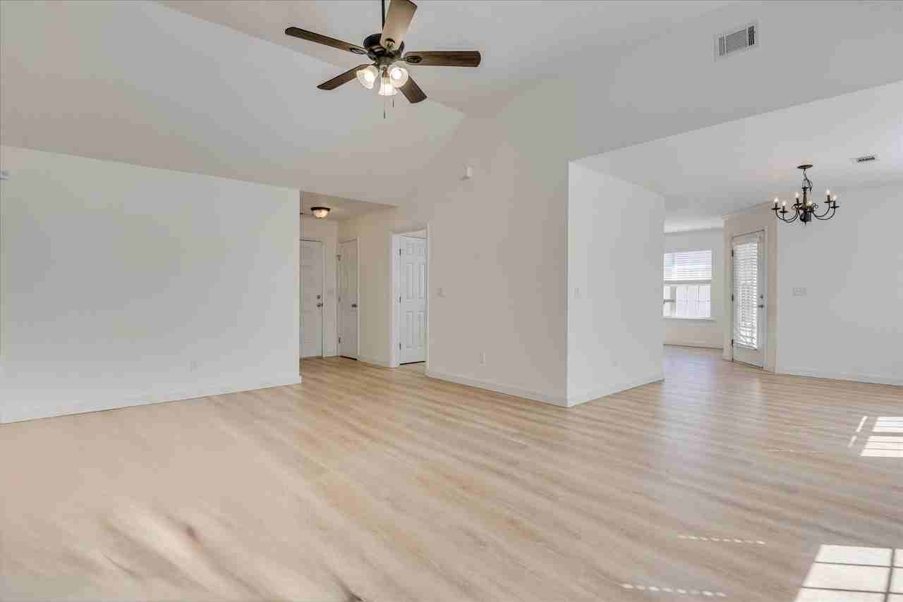 909 Watsonia Dr - Photo 4 of 33