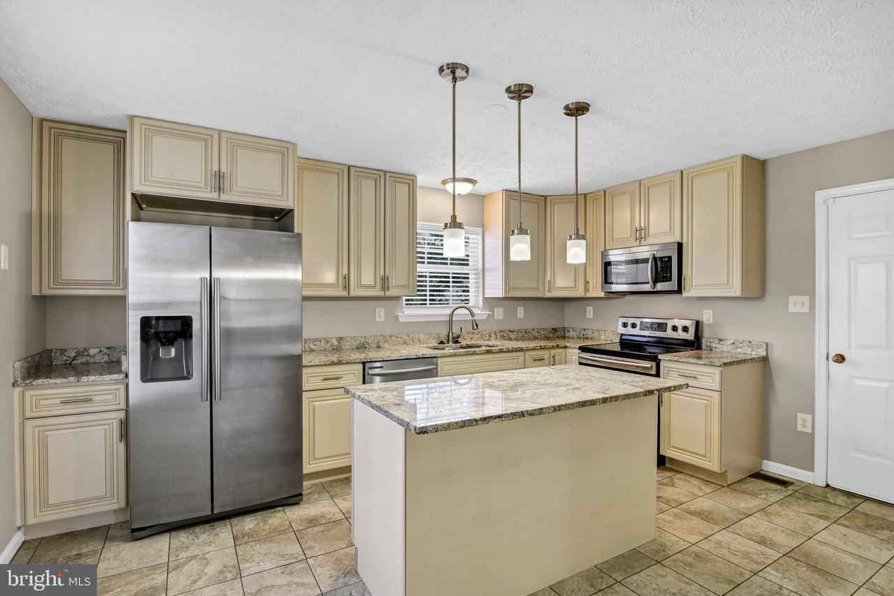 10886 Moore St - Photo 6 of 50