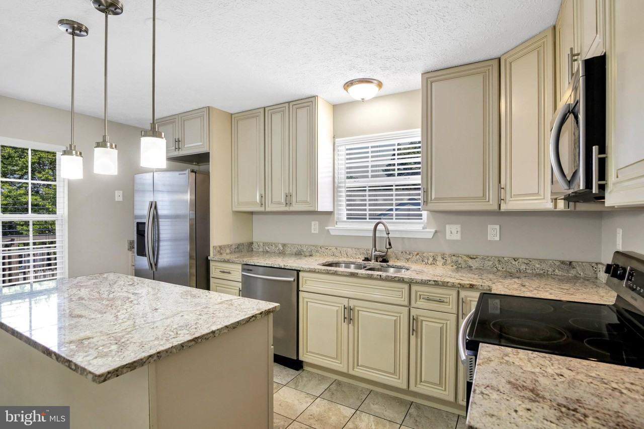 10886 Moore St - Photo 7 of 50