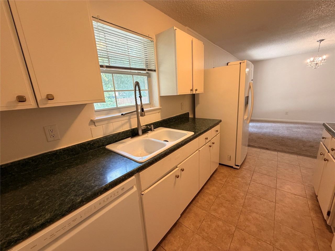 1409 Rosewood Ln - Photo 4 of 17