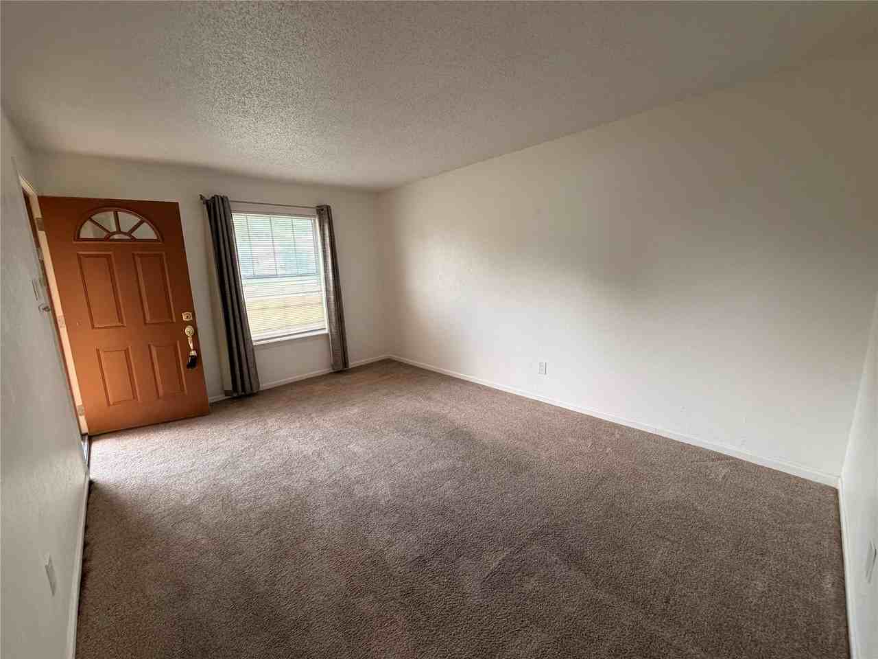 1409 Rosewood Ln - Photo 7 of 17
