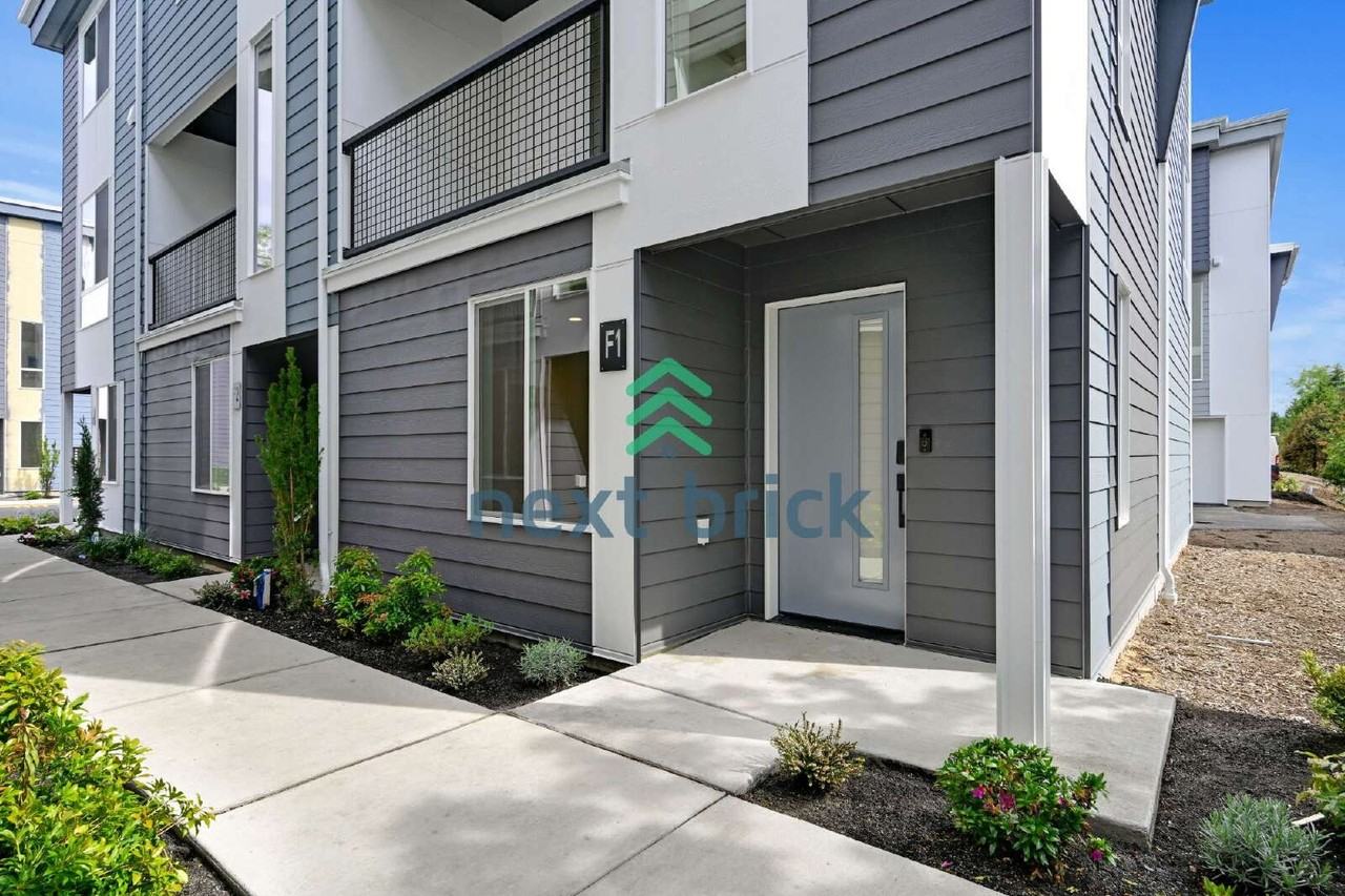 222 124th St Sw #F1 - Photo 2 of 20