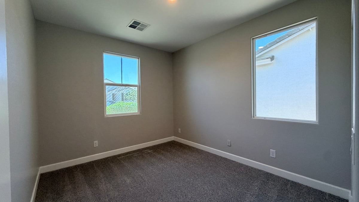 612 E Hazelnut Ln - Photo 6 of 29