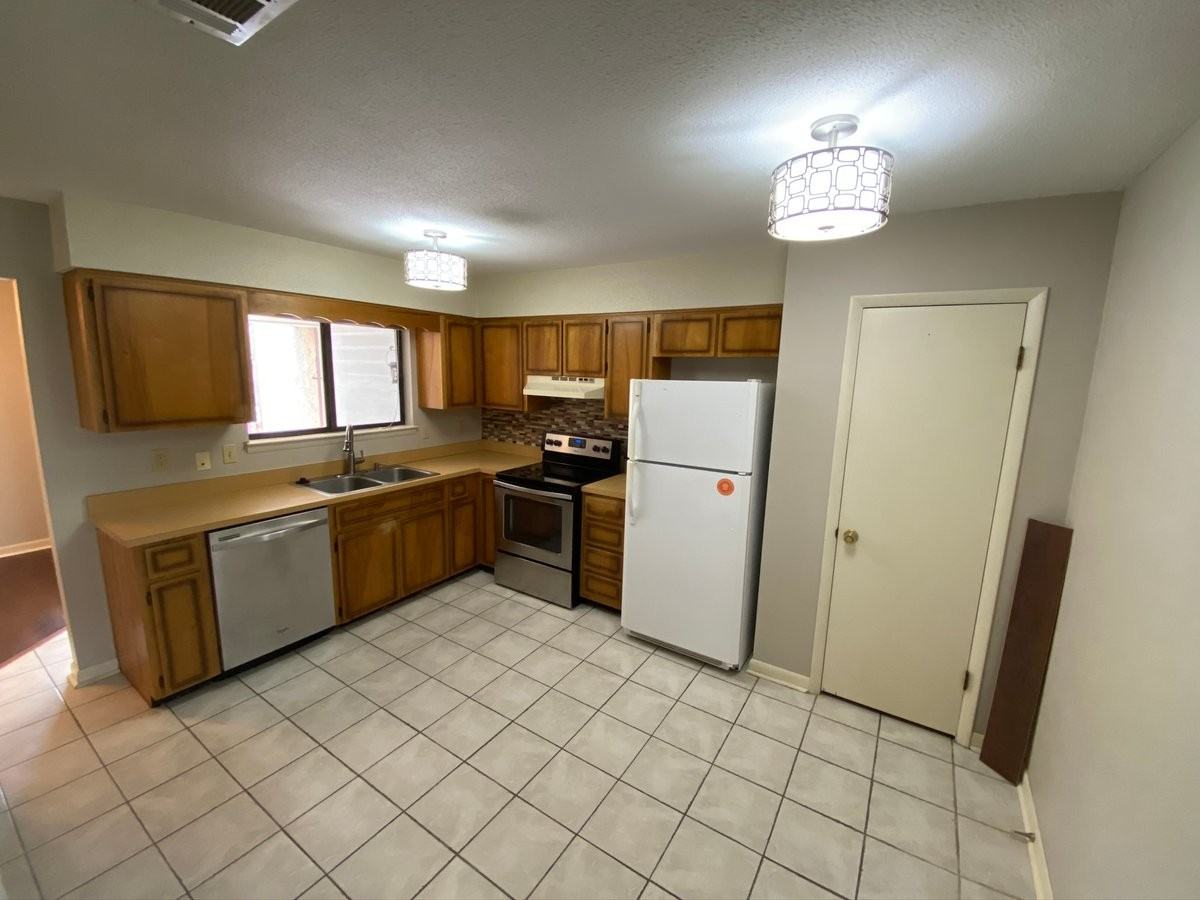 1047 10th St - Photo 3 of 11