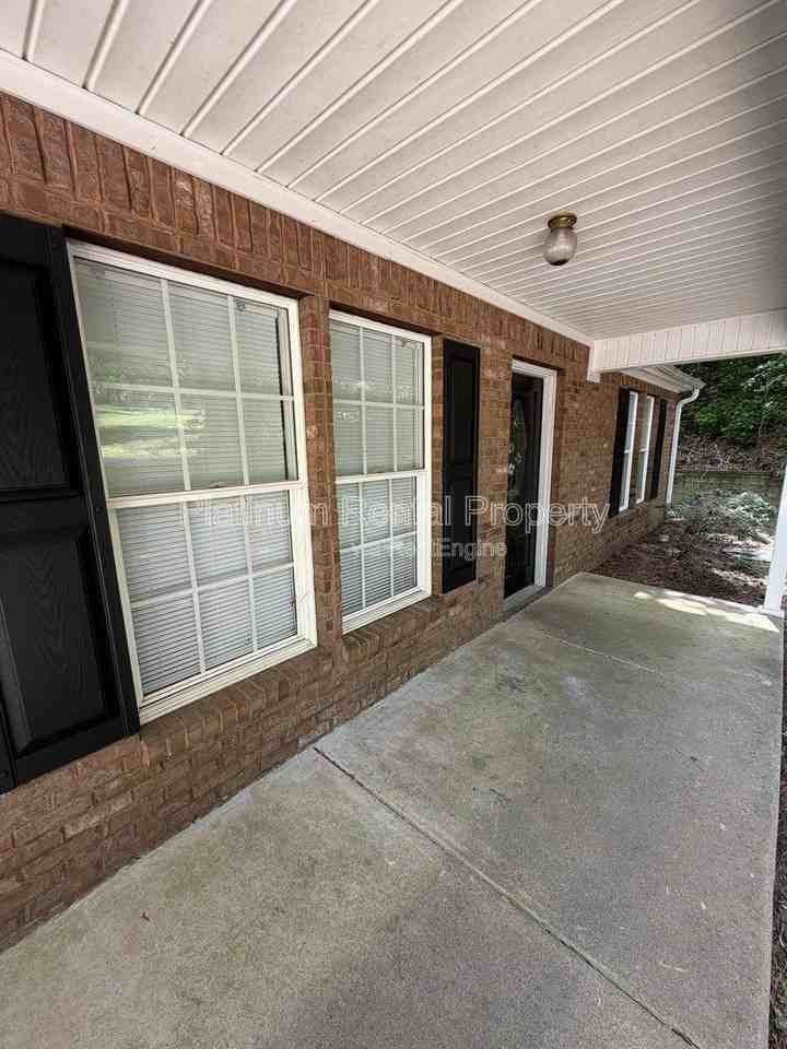 209 Briarwood Dr - Photo 3 of 10