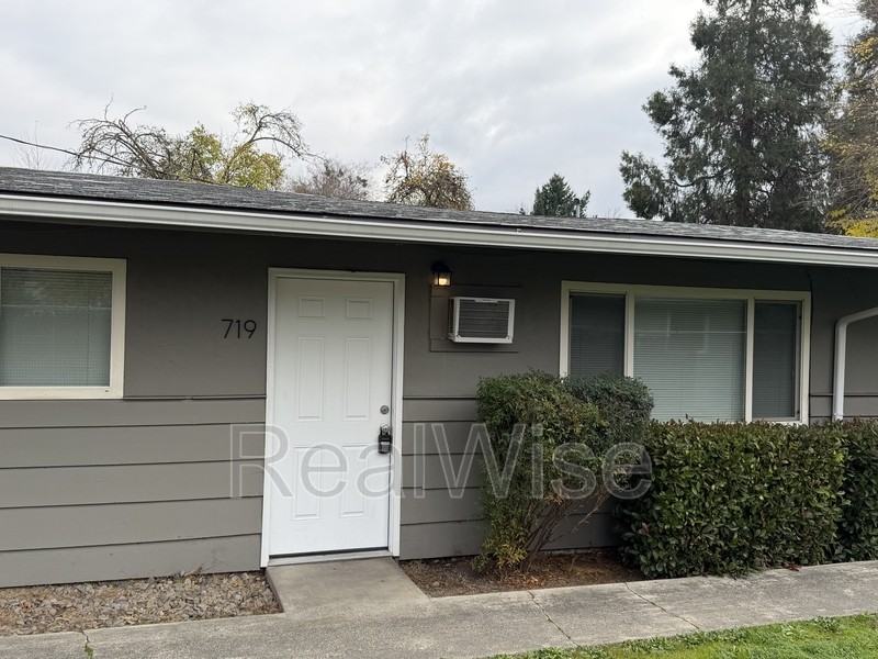 719 Sw Bridge St - Photo 2 of 23