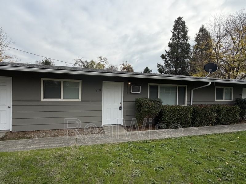 719 Sw Bridge St - Photo 3 of 23