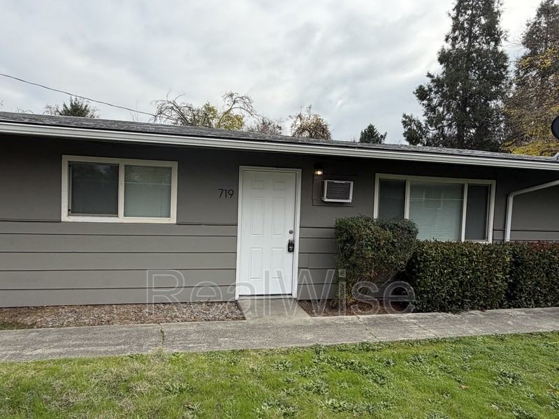 719 Sw Bridge St - Photo 5 of 23