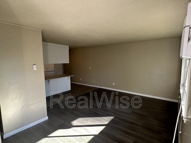 719 Sw Bridge St - Photo 6 of 23