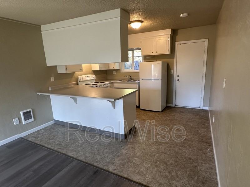 719 Sw Bridge St - Photo 7 of 23