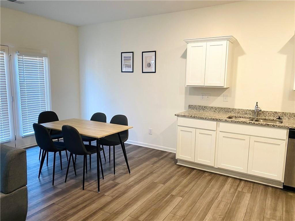 1042 Paddington Dr - Photo 4 of 16