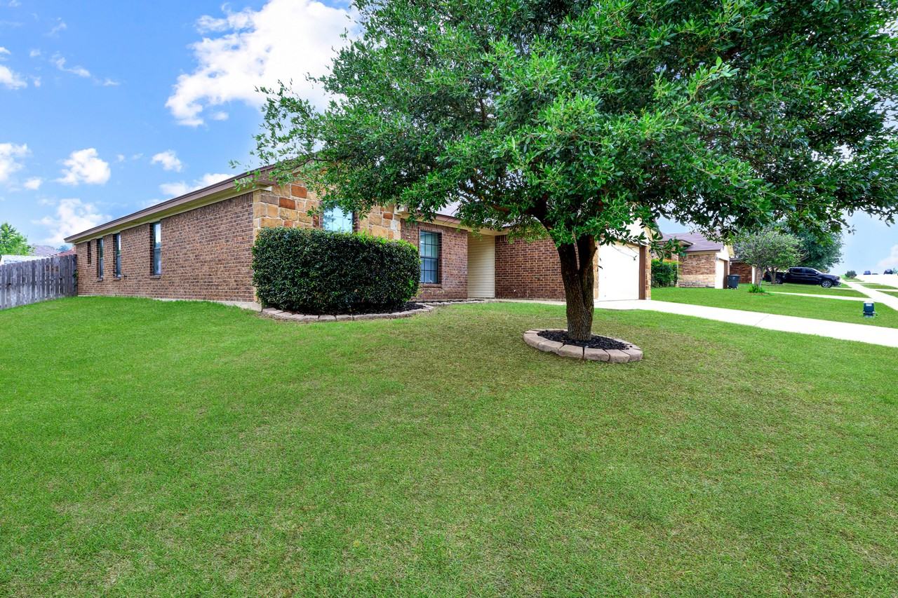 2506 Traditions Dr - Photo 2 of 24