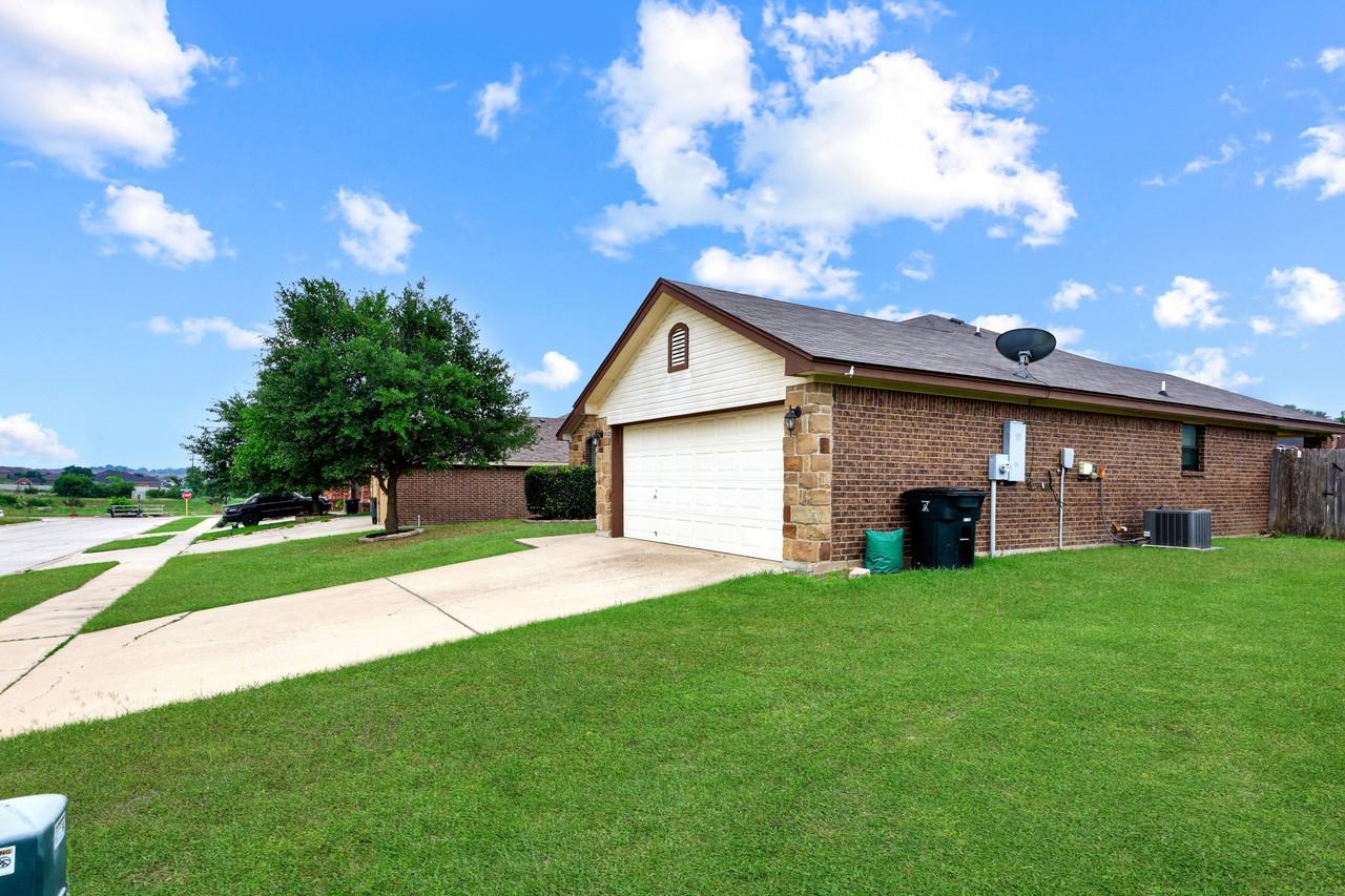 2506 Traditions Dr - Photo 3 of 24