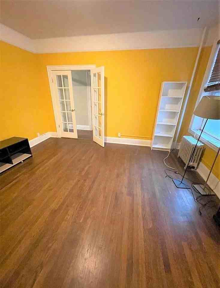 3180 44th St #2F - Photo 2 of 7