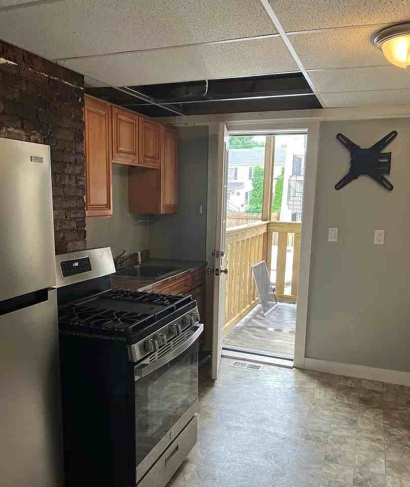117 W 7th St #1 - Photo 2 of 10