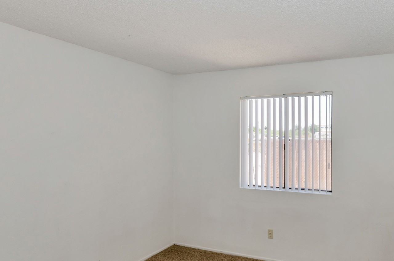 1366 N Riverview Blvd - Photo 3 of 15