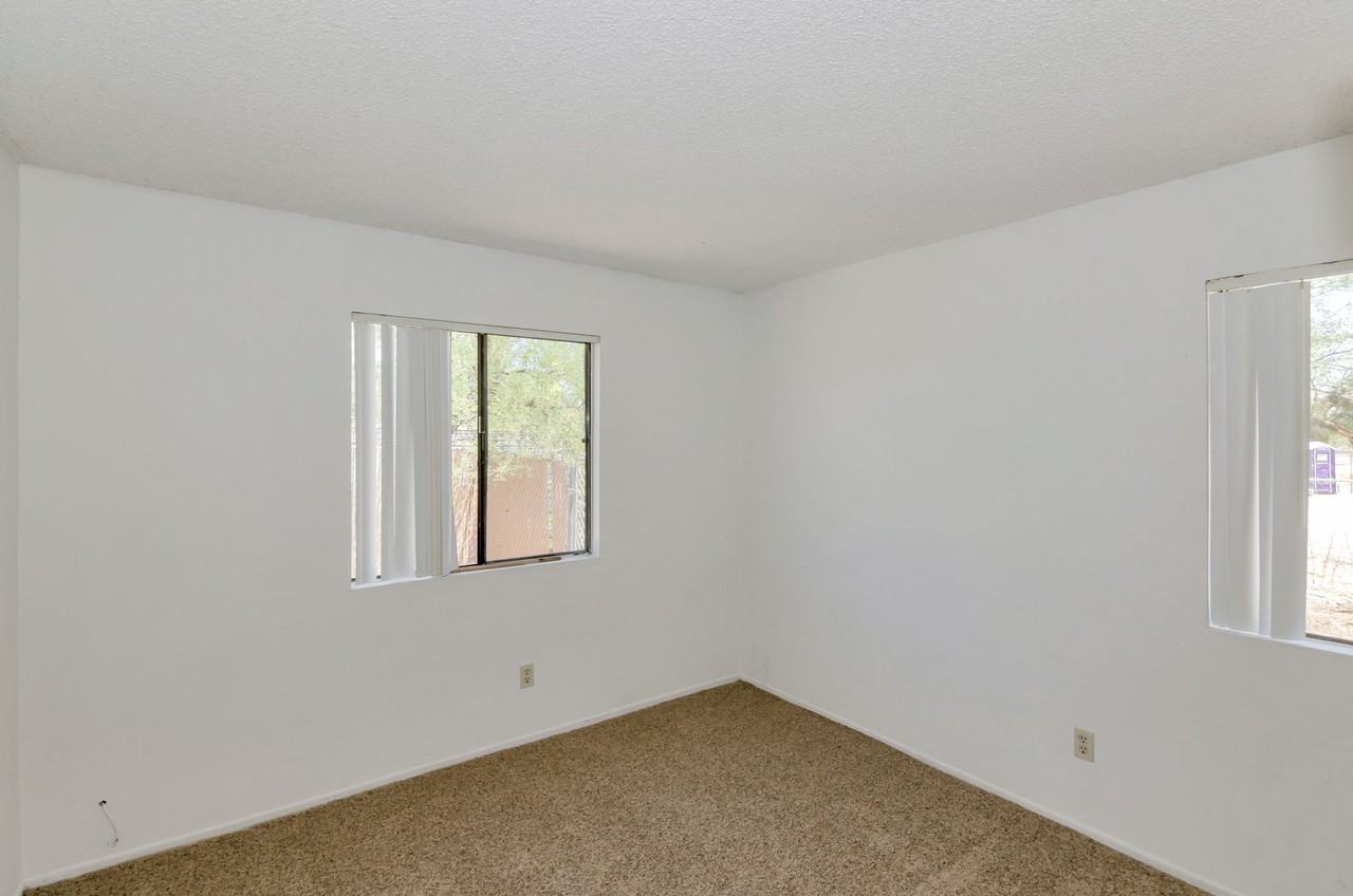 1366 N Riverview Blvd - Photo 4 of 15