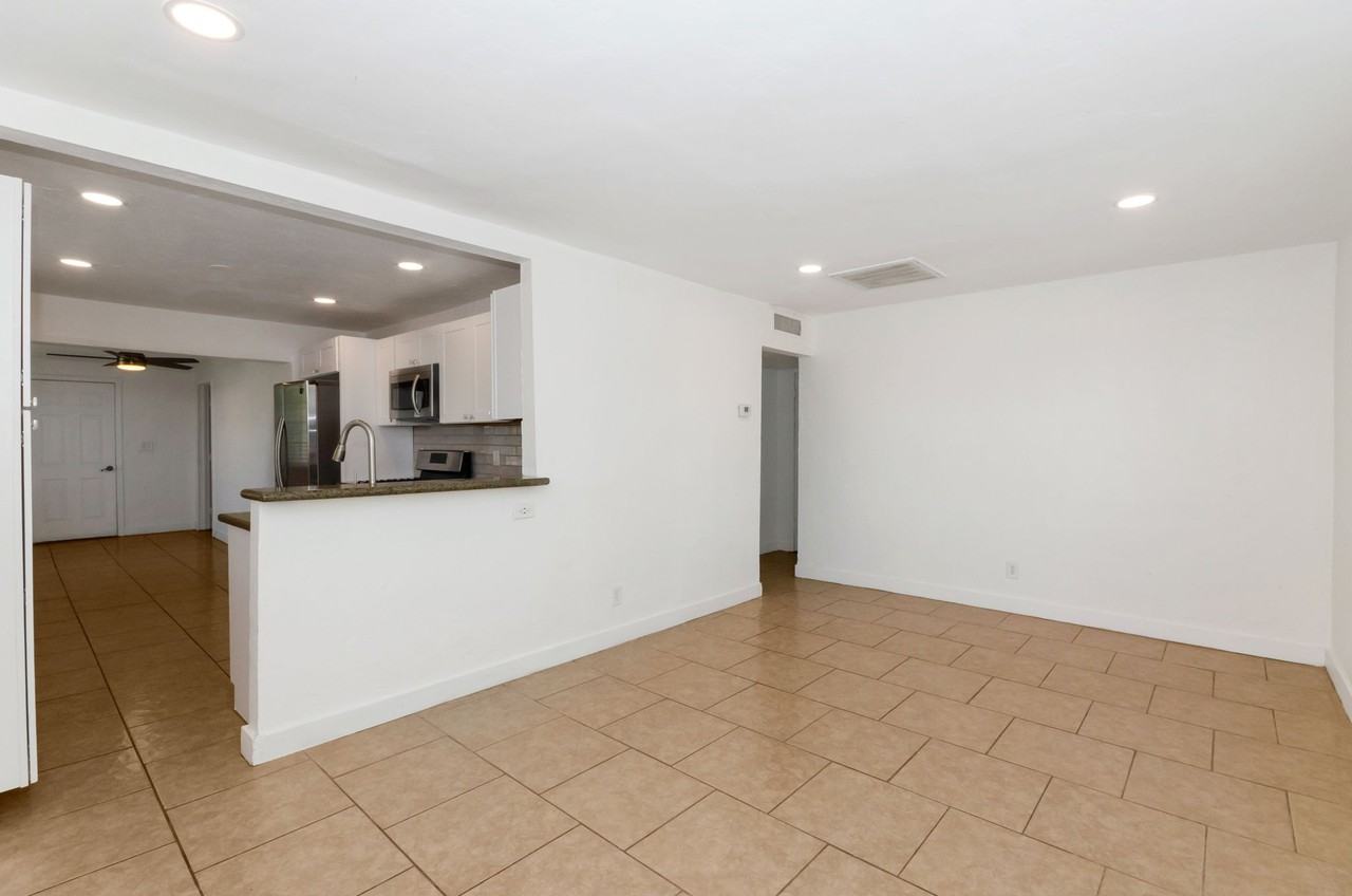 525 E Linden St - Photo 2 of 17