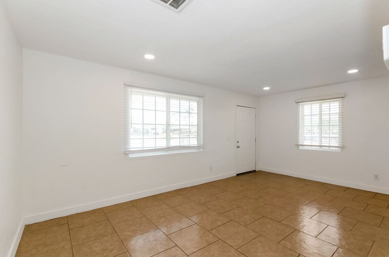 525 E Linden St - Photo 3 of 17