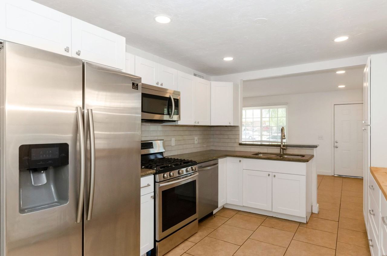 525 E Linden St - Photo 4 of 17