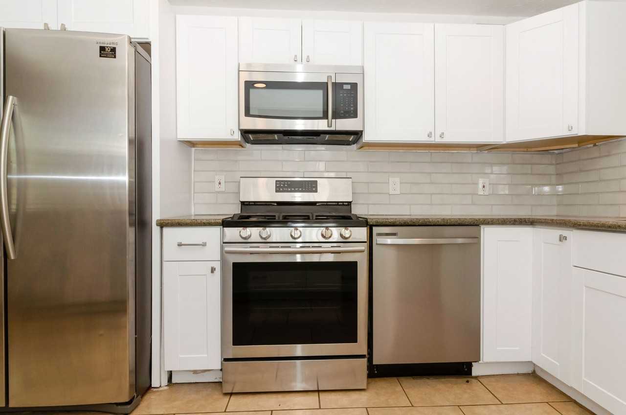 525 E Linden St - Photo 5 of 17