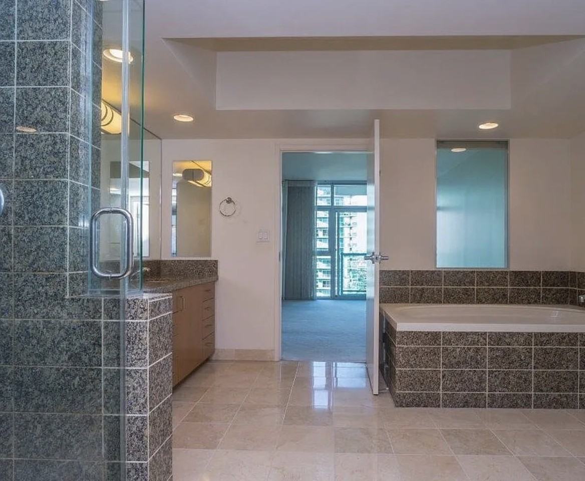 13700 Marina Pointe Dr #420 - Photo 6 of 12
