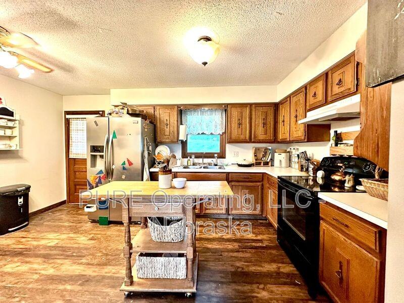 105 N Elm St - Photo 5 of 37